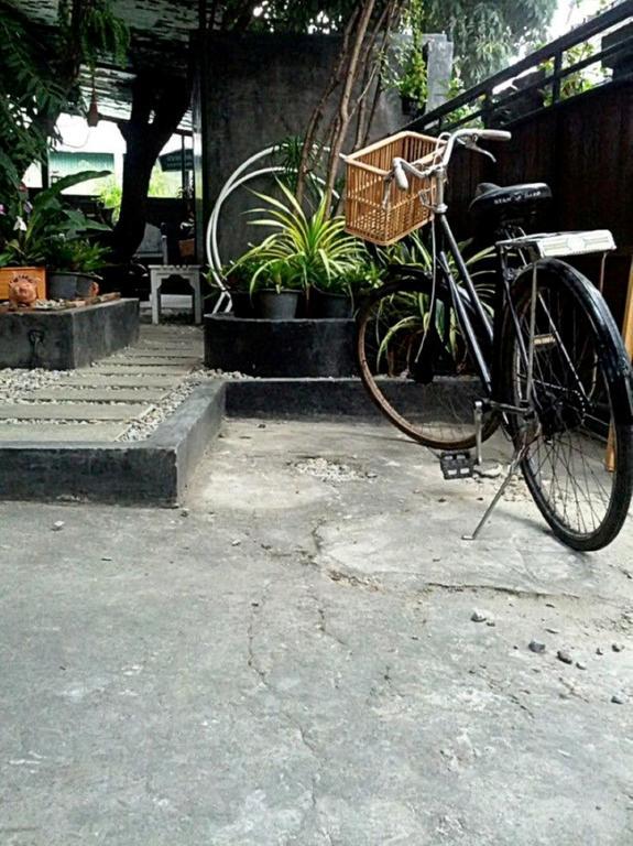 The Old Car Guesthouse Chiang Mai Zewnętrze zdjęcie